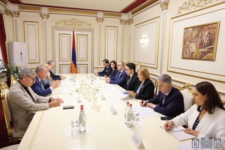 ԱԺ նախագահը ֆրանսիացի գործընկերների  հետ քննարկել է ՀՀ ինքնիշխան տարածքից ադրբեջանական ԶՈՒ-ի դուրսբերման հարցը