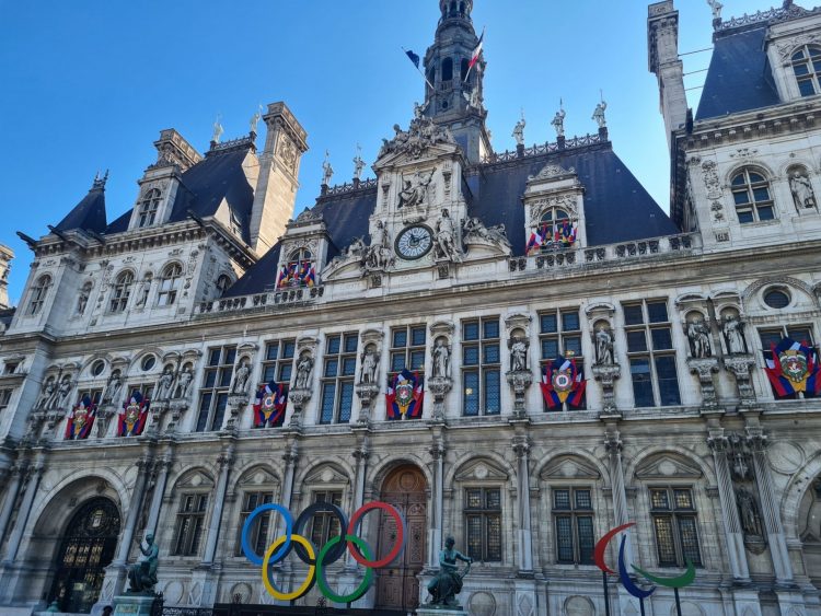 На здании мэрии Парижа установлены государственные флаги Армении