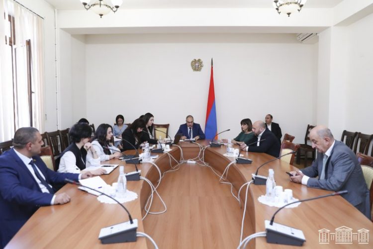 Правительство Армении предлагает урегулировать вопрос получения чиновниками подарков