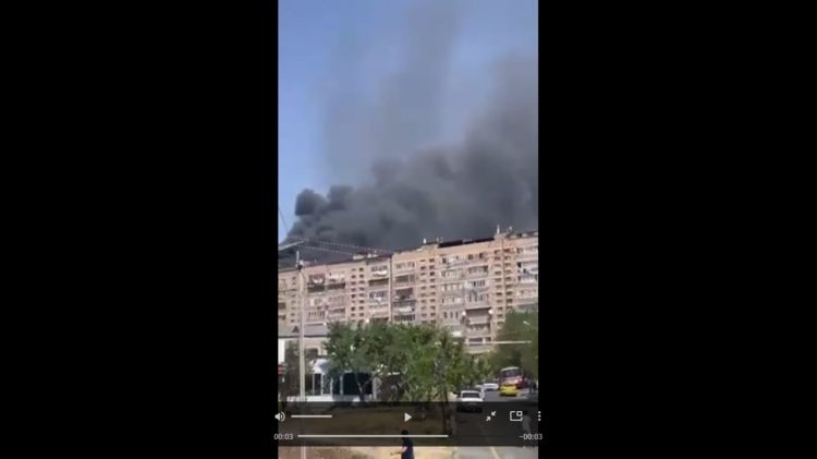 В Абовяне на крыше здания вспыхнул крупный пожар