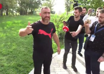 Զոհված զինծառայողների ծնողները շպրտում են պետական այրերի՝ Եռաբլուր բերած ծաղկեպսակները