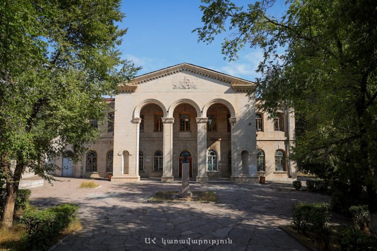 Քննարկվել է Ստեփանակերտի պետական դրամատիկական թատրոնի շենքի վերակառուցման աշխատանքների ընթացքը