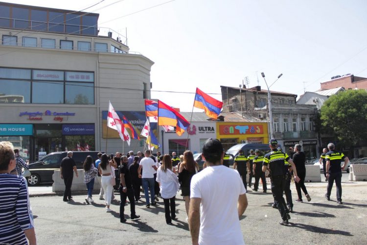 Թբիլիսիում հայ համայնքի բողոքի ակցիան Ադրբեջանի դեսպանատան մոտ խոչընդոտվել է