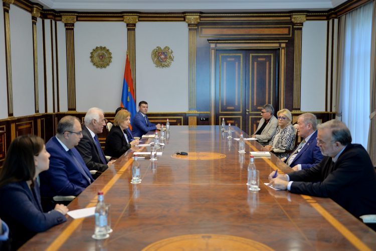 Նախագահը Ֆրանսիայից ժամանած պատվիրակությանը ներկայացրել է ադրբեջանական ագրեսիայի հետևանքները