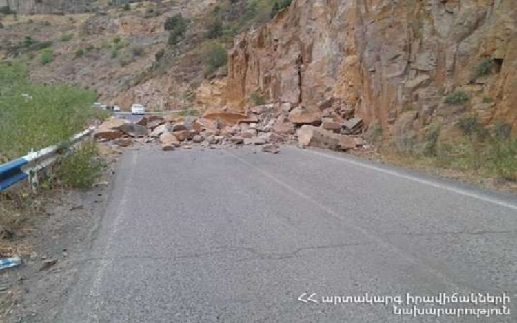 Քարաթափման պատճառով դեպի Ջերմուկ ճանապարհը միակողմանի փակ է