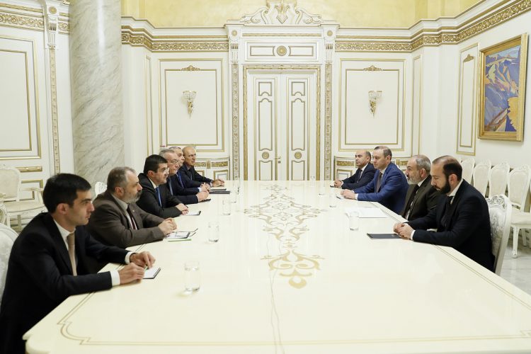 Премьер-министр и глава МИД Армении обсудили с делегацией Арцаха переговоры с Баку