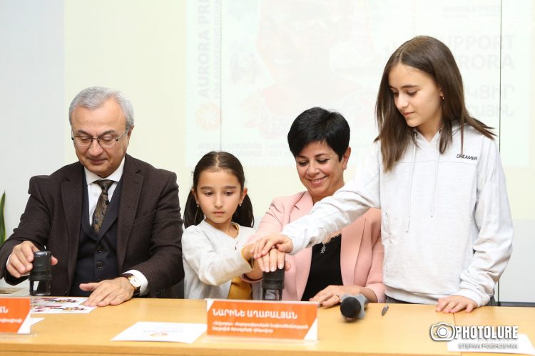 Թողարկվել է նոր նամականիշ՝ ի պատիվ 2021 թ. «Ավրորա» մրցանակի դափնեկիր Ջուլիեն Լուսենգեի