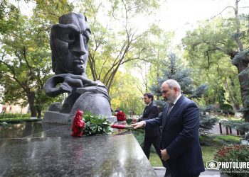 Վարչապետը հարգանքի տուրք է մատուցել հոկտեմբերի 27-ի ոճրագործության զոհերի հիշատակին