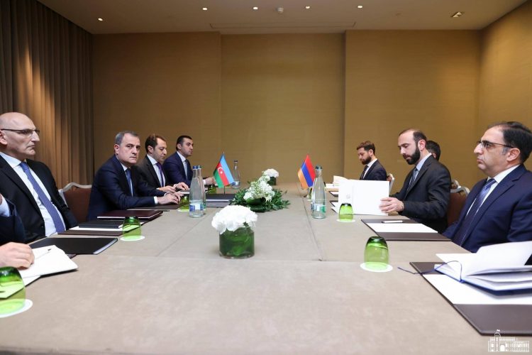 Мирзоян и Байрамов обсудили мирный договор между Ереваном и Баку