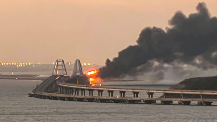На Крымском мосту  подорвался  грузовой автомобиль