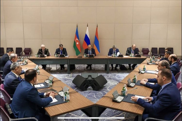 Лавров предложил Мирзояну и Байрамову обсудить согласование мирного договора и делимитацию