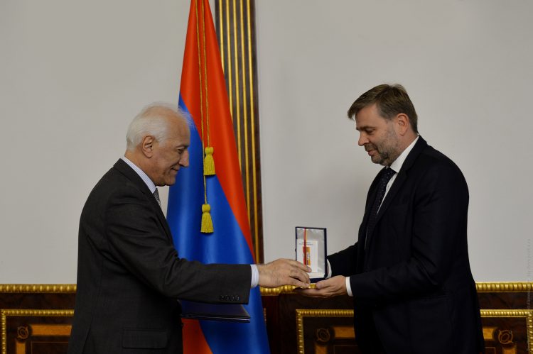 Նախագահը Երախտագիտության մեդալով է պարգևատրել Le Figaro Magazine-ի փոխտնօրեն Ժան-Քրիստոֆ Բյուիսոնին