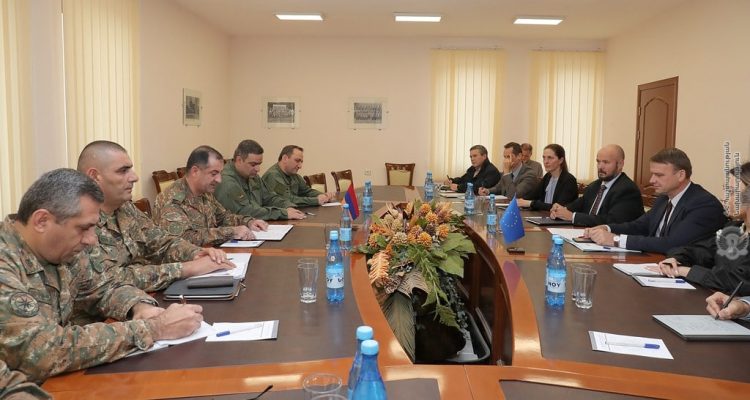 Глава Генштаба ВС Армении встретился с членами миссии ЕС по технической оценке