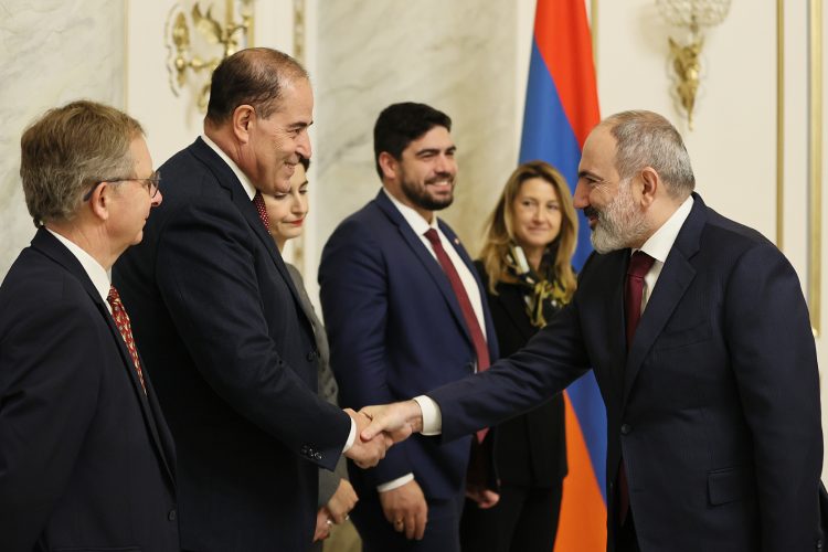 Վարչապետը ֆրանսիացի հյուրերի հետ քննարկել է իրավիճակը տարածաշրջանում