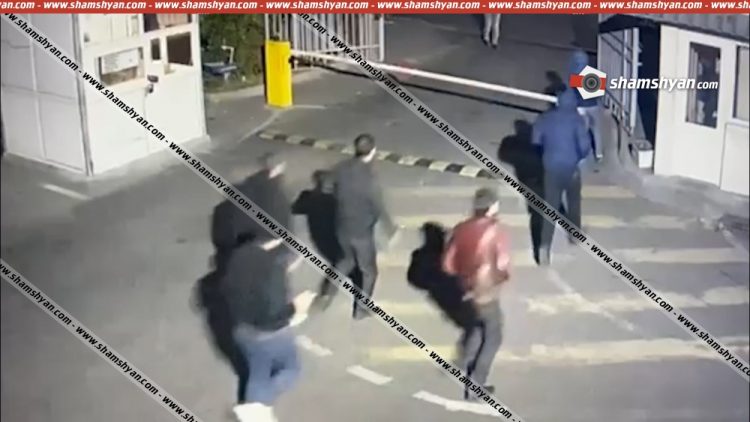 СМИ: В Ереване неизвестные избили охранника и врача одного из медцентров