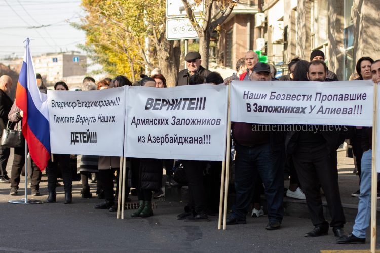 «Наши дети не предмет торга»: родители армянских пленных провели акцию у посольства России (фото)