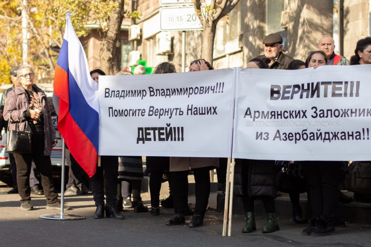 «Наши дети не предмет торга»: родители армянских пленных провели акцию у посольства России (фото)