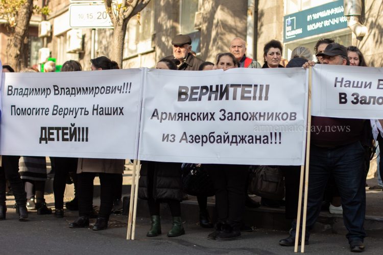 «Наши дети не предмет торга»: родители армянских пленных провели акцию у посольства России (фото)