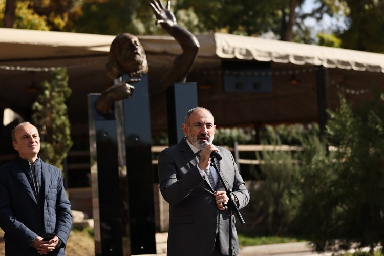 Սա է այսօրվա սիմվոլը․ վարչապետը ներկա է գտնվել Օհան Դուրյանի արձան-հուշակոթողի բացման արարողությանը