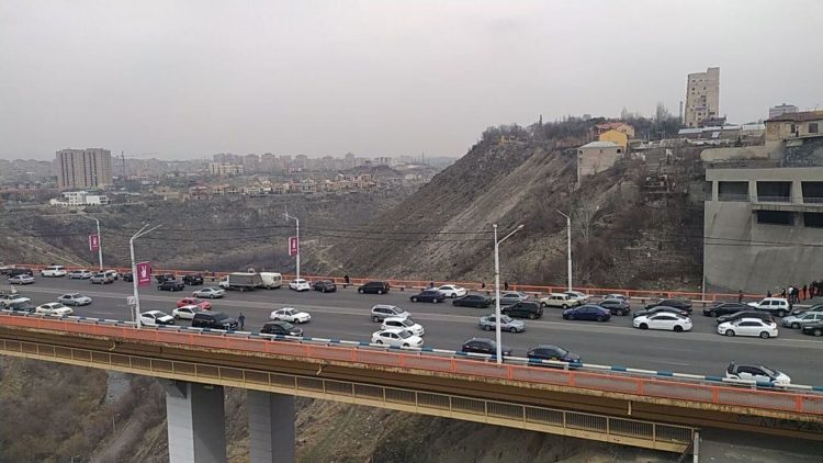 Դավթաշենի կամրջին բախվել է 29 ավտոմեքենա, կա 2 տուժած