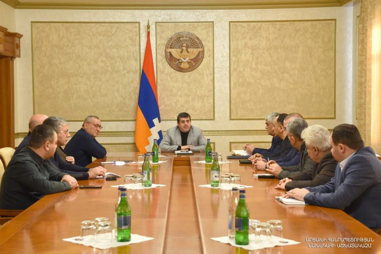 Արայիկ Հարությունյանը հանդիպել է պատգամավորների և ուժայինների հետ