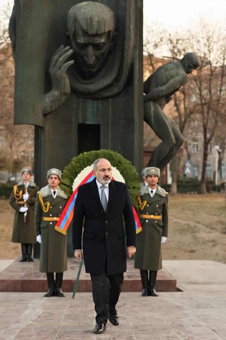 Пашинян почтил память выдающихся деятелей армянской культуры (фото)