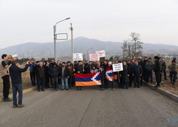 Ստիպելու ենք, որ Վոլկովը գա հանդիպման. արցախցի երիտասարդները գիշերել են օդանավակայանում