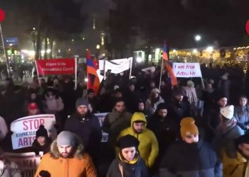«Բացե՛լ «կյանքի ճանապարհը»», «Ո՛չ ցեղասպանությանը». Երևանում ընթանում է արվեստագետների  քայլերթը