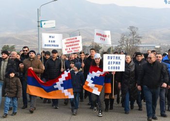 Ակցիա իրականացնող արցախցիների պատվիրակը հանդիպել է ռուսական խաղաղապահ զորակազմի ներկայացուցչի հետ