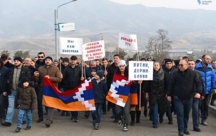 Ակցիա իրականացնող արցախցիների պատվիրակը հանդիպել է ռուսական խաղաղապահ զորակազմի ներկայացուցչի հետ