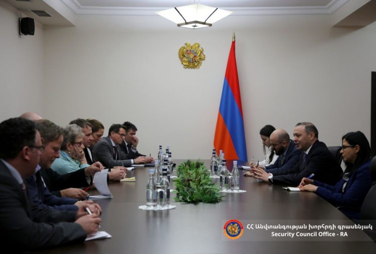ԱԽ քարտուղարը ԵՄ ներկայացուցիչների հետ քննարկել է նոր դիտորդների գործունեությունը