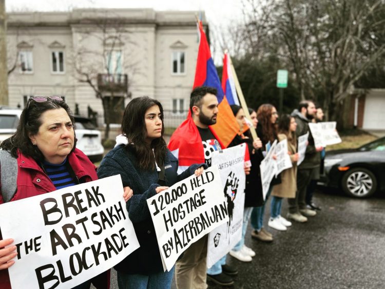 Представители армянской общины США провели акцию у посольства Азербайджана в Вашингтоне