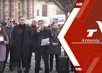 Ձեր որդին չպետք է լինի հաջորդ զոհը բանակում․ բողոքի ակցիա կառավարության շենքի դիմաց