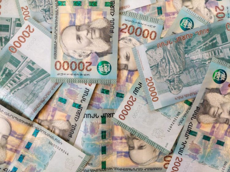 ՀՀ քաղաքացիներին կարգելեն դոլարով ու եվրոյով վարկեր ստանալ
