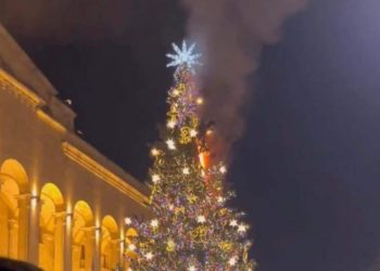 Հրդեհվել է Թբիլիսիի գլխավոր տոնածառը