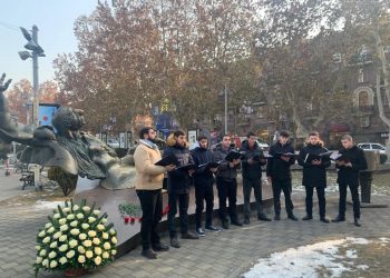 Մշակույթի ոլորտի մի շարք ներկայացուցիչներ ծաղիկներ են խոնարհել Առնո Բաբաջանյանի հուշարձանին