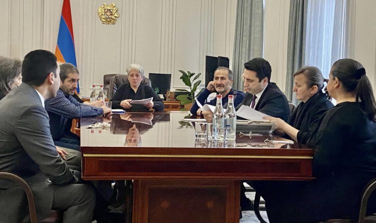 Ալեն Սիմոնյանը հանդիպել է զոհված զինծառայողների ծնողներին