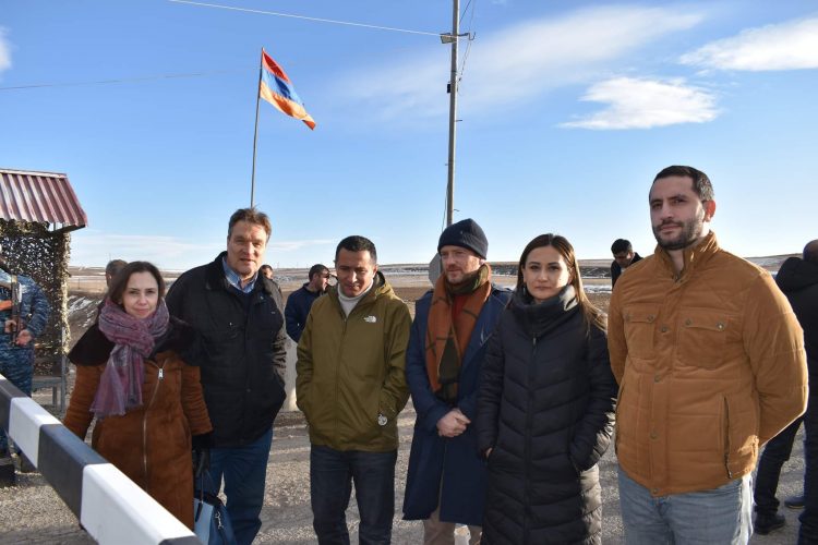 Представители ПАСЕ посетили пропускной пункт на дороге между Арменией и Арцахом