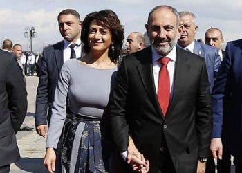 Փաշինյանը տիկնոջ հետ մեկնել է Ղազախստան