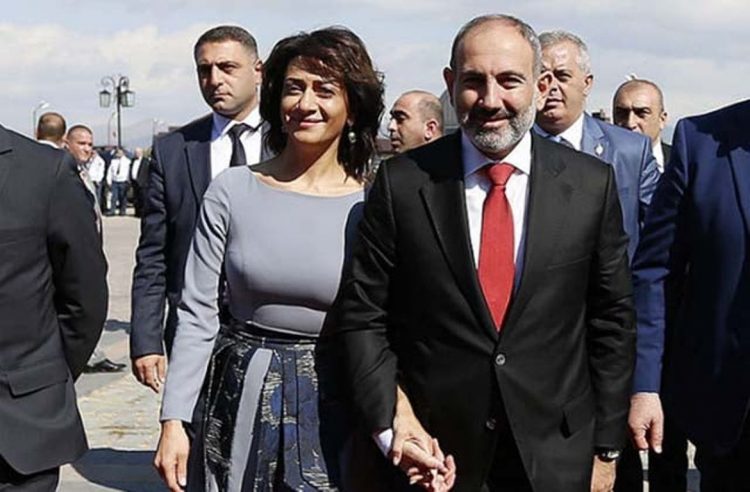 Փաշինյանը տիկնոջ հետ մեկնել է Ղազախստան