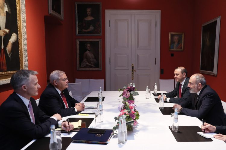 Փաշինյանը Մենենդեսի հետ քննարկել է ԼՂ-ի վատթարացող հումանիտար իրավիճակը
