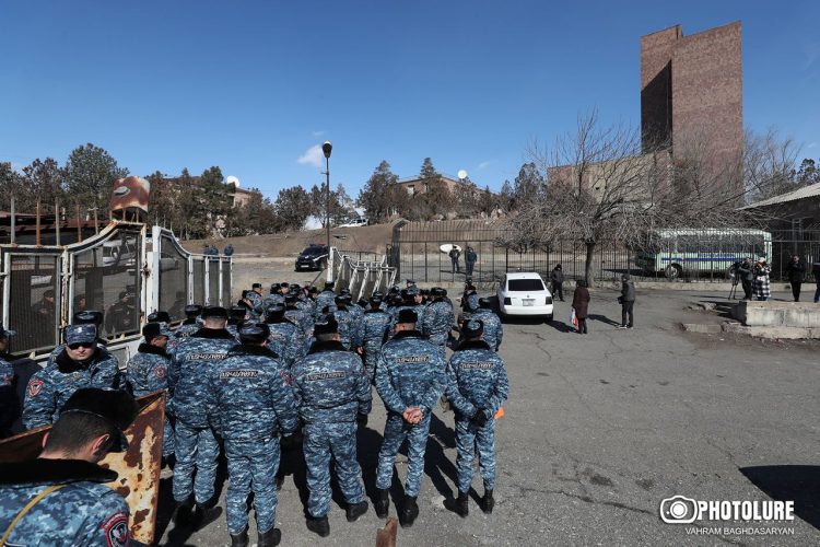 Полиция задержала участников акции у бывшего здания Минобороны (фото)