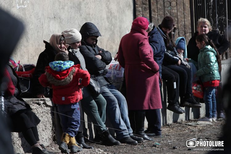Полиция задержала участников акции у бывшего здания Минобороны (фото)