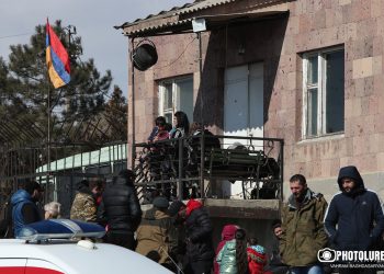 Полиция задержала участников акции у бывшего здания Минобороны (фото)