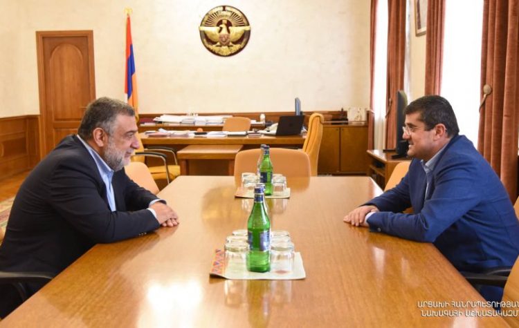 СМИ сообщили о разногласиях между президентом и госминистром Арцаха