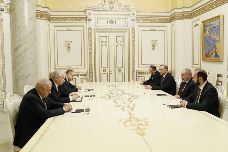 Փաշինյանը Խովաևի հետ քննարկել է շրջափակման մեջ գտնվող Արցախում ստեղծված ճգնաժամը
