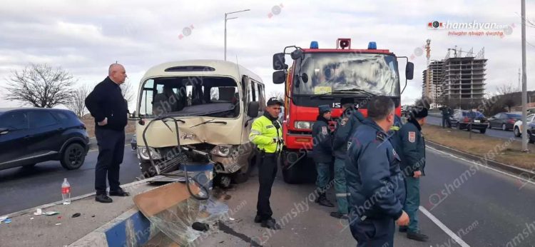 В результате ДТП со служебным автобусом правительства пострадали 13 человек