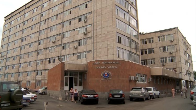 В Ереване ребенок выпал из окна четвертого этажа, его состояние тяжелое