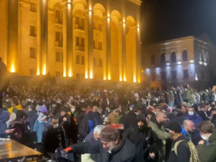 Полиция применила водометы и слезоточивый газ для разгона акции протеста у здания парламента Грузии