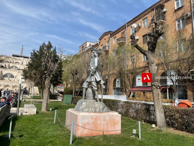 В Ереване прошла акция протеста против вырубки деревьев, мэрия заявила о планах по посадке сакуры